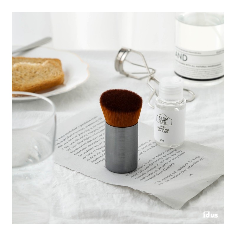 Foundation brush for smooth application - white / 부드럽게 발리는