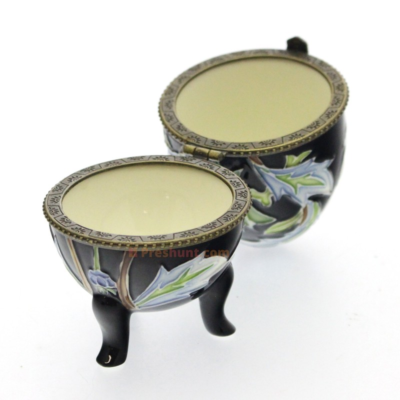 Old Tupton Ware Morris Leaf Design, standing egg shaped hinged