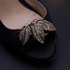 Ruihfas 2 Pcs Retro Leaf Flower Shoe Clip Removable Shoe Buckle Bridal Shoes Decoration Accessories (Retro Gold)