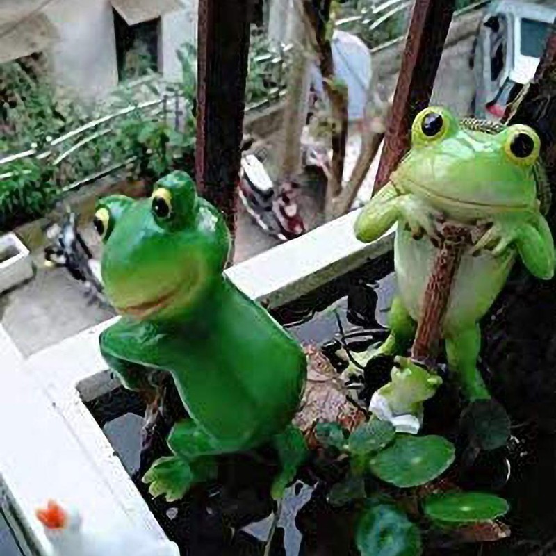 Garden Frog Statue Animal Statue Resin Climbing Frog Sculpture for