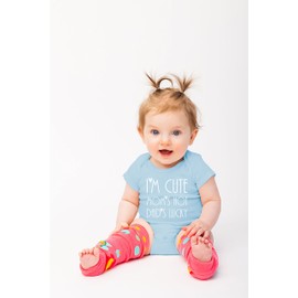 Body para bebé con Texto en inglés"I'm Cute, Mom'S Hot, Dad'S Lucky, Funny Infant Creeper", Azul Claro, 6 Meses