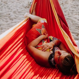 HÄNG® Camping Hängematte Outdoor aus Nylon Fallschirmseide für 2 Personen - 300 x 170cm Mobile Ultra-Leicht Atmungsaktiv Hammock - Belastbar bis 200kg inkl. Aufhängung zum Mitnehmen (Bordeaux/Gold)