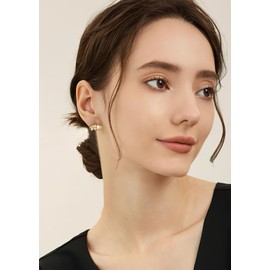 HolidayQbee Two Sets Stud Earrings For Women Seashell Earrings Gold Conch Earrings Inlay White Pearl Unique Heart Earrings Chic Fashion Earrings Sets Jewelry Gift