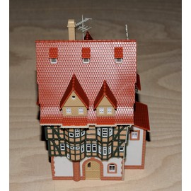 FALLER Fachwerkhaus Modellbausatz mit 238 Einzelteilen 165 x 102 x 118 mm I Modelleisenbahn Zubehör H0 I Modelleisenbahn H0 Einfamilien-Fachwerkhaus