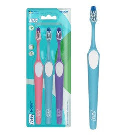 TePe Nova - Cepillo de dientes mediano (3 unidades, cerdas ligeramente elevadas en la parte superior del cabezal del cepillo para un mejor acceso a los dientes posteriores) para una eliminación fácil