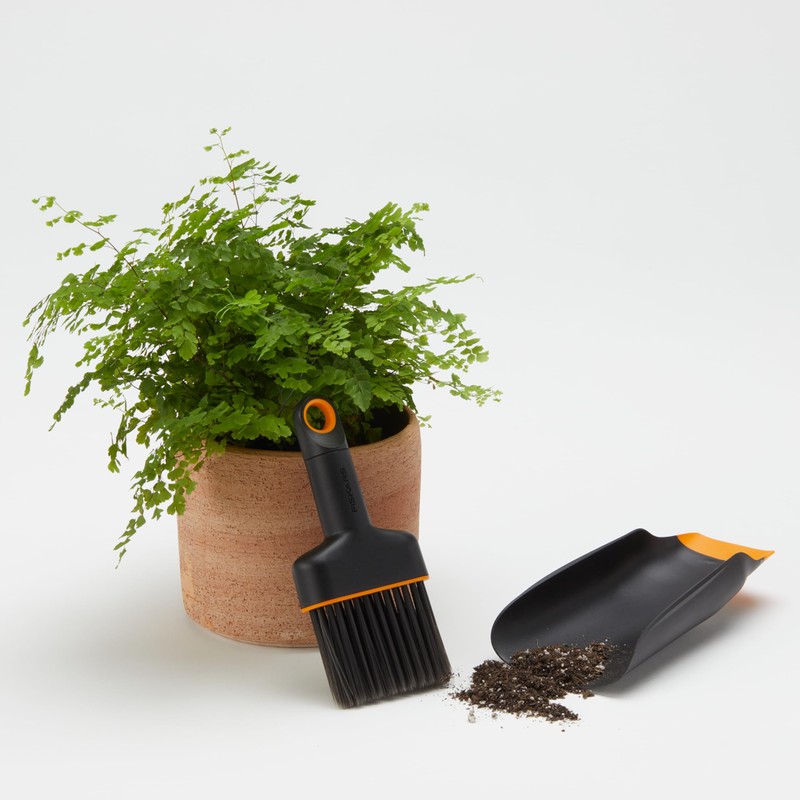 Fiskars Planting Soil Scoop & Brush Set, Dual-Sided Tool for