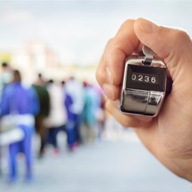 kwmobile カウンター 4桁 数取器 スコアカウンター - 人数カウンター クリックカウンター 軽量 携帯便利 ゴルフ - フィンガーホルダー付き 40x70x52mm