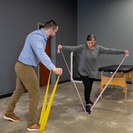 Serious Steel Fitness Bandas de resistencia planas para entrenamiento y ejercicio de fuerza superior e inferior del cuerpo. (4 pulgadas x 5 pies) - Juego para principiantes (XX-Light, X-Light, Light)