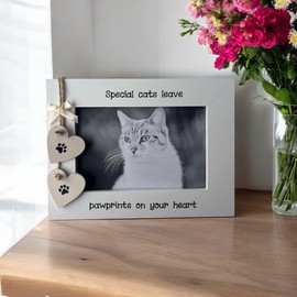 Handcrafted Cat Pet Loss Memory Photo Frame, 6x4 inches, White, Wooden Cream Hanging Hearts with Pawprints