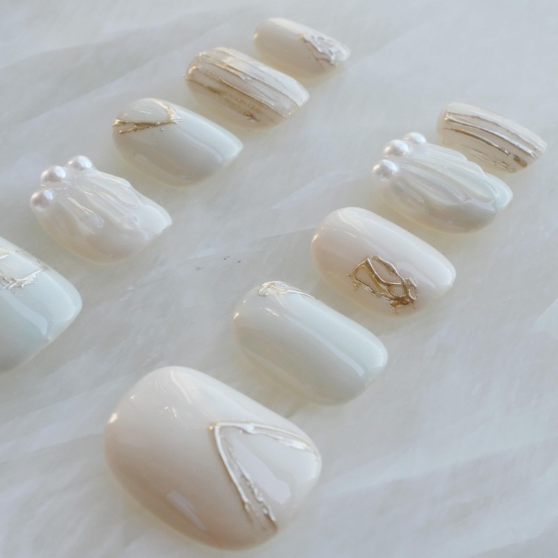 GLORS Short Nail Tip with White Pearl, Elegant Gold Shell