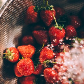 KRUMBLE Set mit 3 Edelstahl Sieben, Küchenwerkzeuge, spülmaschinenfestes Sieb, Küchensieb zum Backen, Kochen, Abtropfsieb für Pasta, Gemüse und Obst, Colander 16,5 cm + 22,5 cm + 28,5 cm