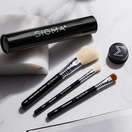 Sigma Beauty Travel Essential Trio - Juego de brochas de maquillaje para base en polvo, sombra de ojos, 3 brochas de herramientas con soporte de lata, color negro