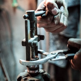 1pcs Ball Bearing Puller Tool Two Jaw Double Legs Ball Bearing Removal Hand Tool for Motorcycle Wheel (35x45)