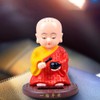 PRETYZOOM Dashboard Monk Figurine, Solar-Powered Shaking Head Monk Ornament Car
