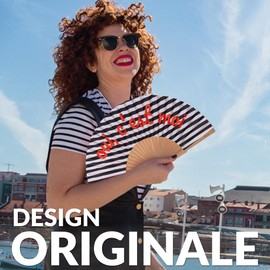 Fisura – Ventaglio in legno a righe con messaggio “oui, c’est moi”. Accessorio alla moda e colorato, ventaglio a mano bianco e nero con pratico gancio. Dimensioni: 42,5 x 23 cm