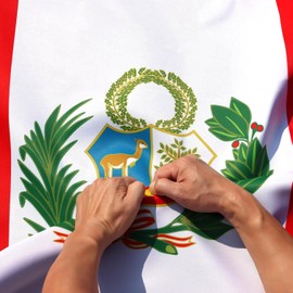 Anley Bandera de Perú de 3 capas de doble cara a prueba de rasgaduras de 3 x 5 pies, color vivo, cabecera de lona y resistente a las arrugas, las banderas nacionales peruanas más fuertes y duraderas de 3 x 5 pies