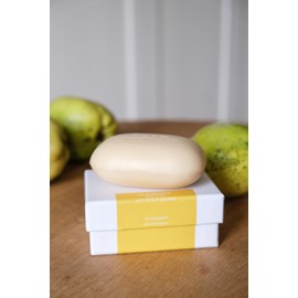 Klar Seifen Nourishing Soap Lily Milk & Quince (135 g, Lovely Fruity Fragrance, Soothing Effect, for Normal/Stressed Skin, Soap Gift Idea, Bath & Shower Accessories) 11004
