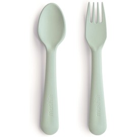 Mushie Set de cubiertos con tenedor y cuchara para niños Juego de cubiertos reutilizable Fabricado en Dinamarca Libre de BPA Equipamiento seguro, de alta calidad y duradero (Sage)