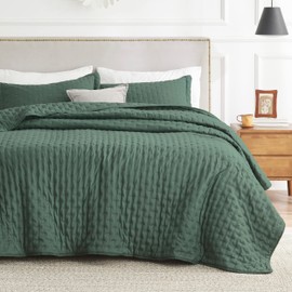 Bedsure Quilt Queen Size - Soft Ultrasonic Full/Queen Quilt Bedding Set - Clover Bedspread Queen Size - Lightweight Bedding Coverlet for All Seasons (Includes 1 Dark Green Quilt, 2 Pillow Shams)