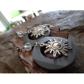 ꧁ SONNEN IM GRAUEN HOLZ RING & MILCHIGES FLASCHENGLAS ꧂ lange Ethno Ohrringe mit Holzringen