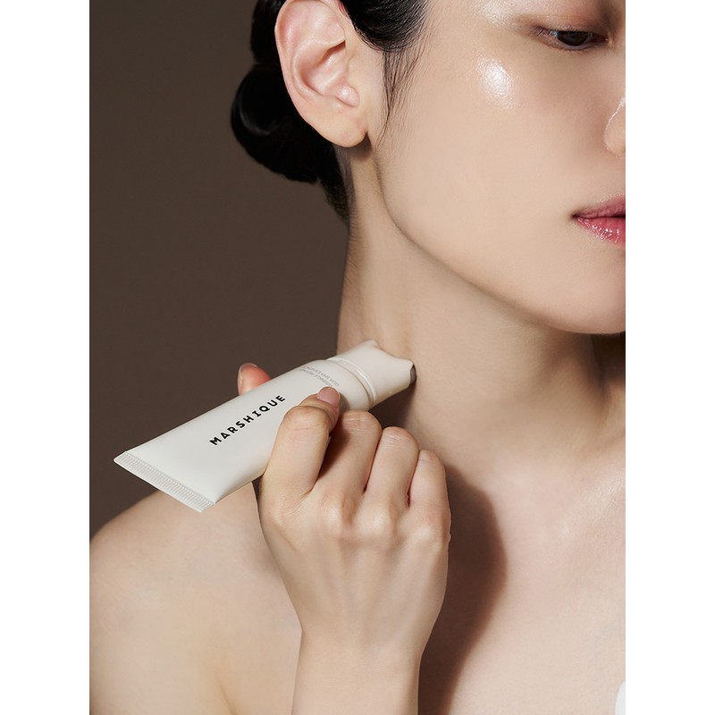 Marcique Wrinkle Repair Gua Sha Essence 45ml - Applying gua