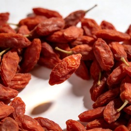 Goji Berries, Sun-Dried wolfberry 200g Vegan Snack Wolfberries Dried Fruits High in Vitamin C and Fiber Natural Healthy Snacks Ideal for Baking Tea, Chewy Texture