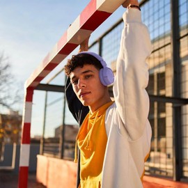 JBL Tune 520BT Wireless On-Ear Headphones, Up to 57H Battery Life and Speed Charge, Lightweight, Comfortable and Foldable Design, Hands-Free Calls with Streaming Bundle (Purple)