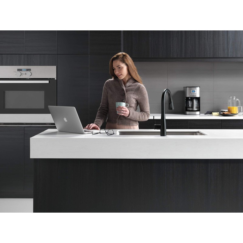 Peerless P7919LF-BL Single-Handle Kitchen Faucet Pull-Down, Matte Black