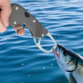フィッシュグリップ 魚つかみ アルミ合金製 サビに強い 軽量コンパクト設計 軽量 カラビナ付き スパイラルコード付き 海釣り 池釣り バス釣り 沖釣り 船釣り 磯釣り サビキ釣り 穴釣り フィッシンググリップ 耐荷重25kg (ブルー)