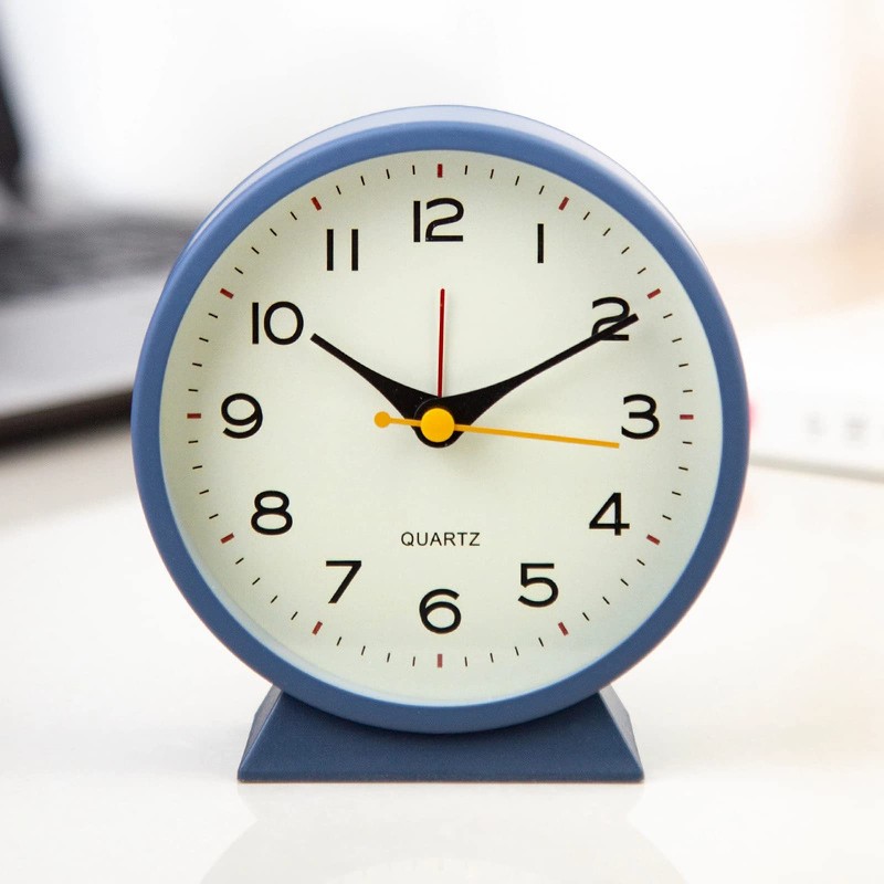 SHISEDECO 4.5" Battery Operated Antique Retro Analog Alarm Clock, Small
