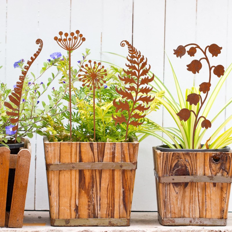 12 Pack Rusty Metal Garden Stakes, Rustic Metal Fern Leaf