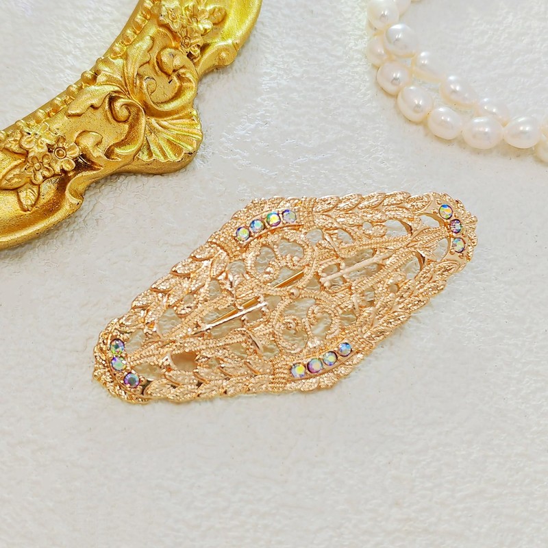 Elegant Gold - toned Oval Shaped Filigree Brooch with Crystal