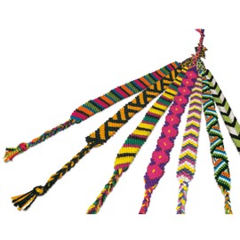 Lena 42689 - Bastelset Freundschaftsbänder knüpfen groß, Komplettset mit 13 farbigen Knüpfgarnen und Fädelperlen, Knüpfset für Kinder ab 6 Jahre, Set mit Anleitung zum Flechten von Schmuckbändern