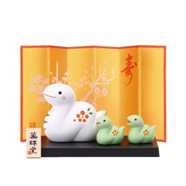 Yakushi Kiln 73 Nishiki Saisho Fukumi (Red Plum, Parent and Child)