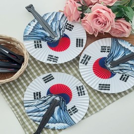 National Museum of Korea Goods Taegeuk Pattern Folding Fan Souvenir Portable High-Quality Traditional Fan Foreign Gift Korean Souvenirs I agree to third-party provision for delivery / 국립중앙박물관굿즈 태극문양접이식부채 기념품휴대용 고급전통부채 외국인선물 한국기념품 배송을 위한 제3자 제공에 동의합니다