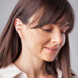 Winzige Ohrstecker mit Stein in beige • Quadratische Ohrringe für 1, 2 & 3 Ohrloch • Nachhaltiger Schmuck aus recyceltem Glas & Edelstahl • 4mm