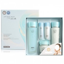 Clean skin, transparent skin, women’s cosmetics, skin lotion cream set / 깨끗한피부 투명한피부 여자화장품 스킨로션크림세트