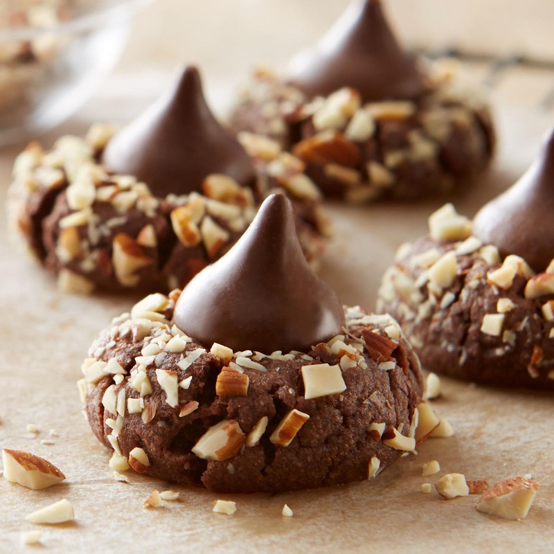 HERSHEY'S KISSES Milk Chocolate with Almonds Candy Bulk Bag, 60