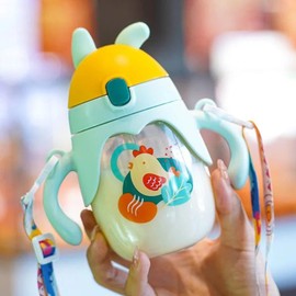 Vaso entrenador con popote, 250 ml, anticólico con bola de gravedad. (Verde)