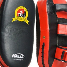 Muay Thai kick mitts, kickboxing curved structure martial arts, Taekwondo kicking and striking training pads, sparring arm mitts / 무에타이 킥 미트 킥복싱 곡면구조 격투기 태권도 발차기 타격 훈련용 패드 스파링 암미트