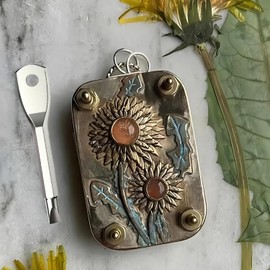 QckZee Flower Press, Mini Flower Press for DIY Projects, Flower Press Children and Adults, Flower Press with Steel Screwdriver, Plant Press for Creative and Nature Lovers