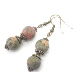 Set aus Ohrringen und Halskette aus Bronze mit Anhänger aus grünen Unakit-Perlen und tibetischen Perlen.