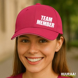 Huuraa Unisex Kappe Team Member Schriftzug Geschenk Pink/White Team Member Mitbringsel