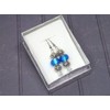 Ohrringe Charms Thurcolas Modell Manhattan mit Metallperlen und blauem Glas.