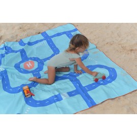 Quut - Napkin de Plage/Piscine Enfant Avec Jeu - en Microfibre Séchage Ultra Rapide, sans Sable - Compacte, Légère (Street, XL - 180 x 180 cm)