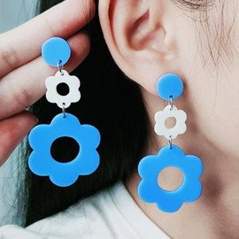 Gold Daisy Earrings for Women Flower Small Hoop Earrings Pearl Bee Huggie Earrings Lightweight Cartilage Huggie Hoops Earrings Jewelry Gifts for Women Girls