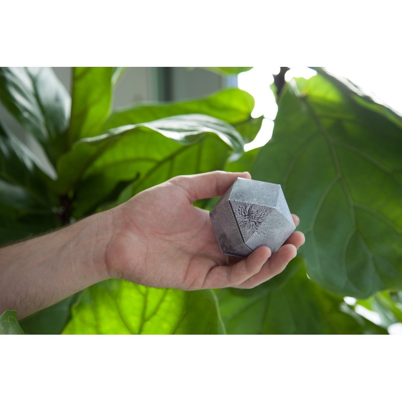 Design by Brendan Ravenhill DYMAXION Foldable Globe / Colour: Earth