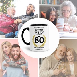 Lustige Tasse zum 80. Geburtstag mit Spruch - Bitte kein Neid, weil ich so gut aussehe - Geschenkidee für Freunde - Innen & Henkel Schwarz, 300 ml