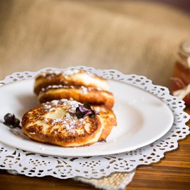 150 Pieces Paper Doilies, Round Paper Doilies, 4.5 Inch Doilies for Food, Disposable Lace Paper Doilies for Tables, Round Paper Placemats Bulk for Cakes Desserts Crafts, Wedding Tableware