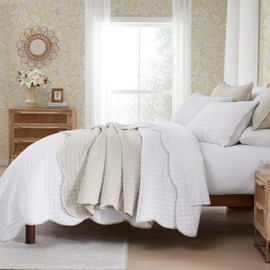 WDCOZY White King Size Quilt Bedding Set, Beige Scalloped Farmhouse Country Rustic Lightweight Soft Coverlet for All Season, Cute Cozy Kantha Pick Stitch Bedspread, 2 Pillow Shams